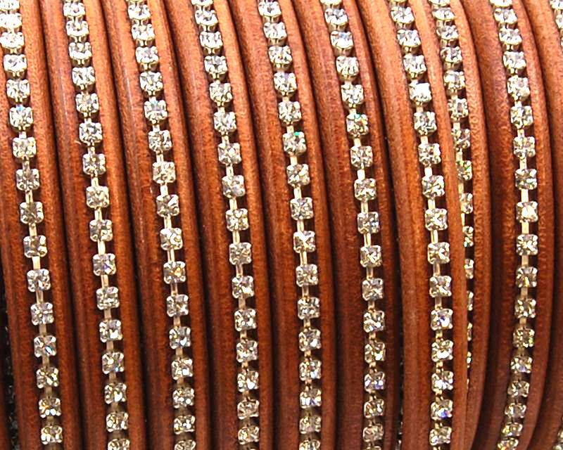 REGALIZ Leather cord with strass. Oval 10x6mm. Camel-s. Crystal.