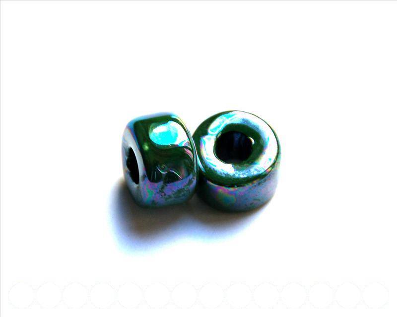 Ceramic. Rondell, 18x10mm. Dark green. Int. 6.2 aprox.