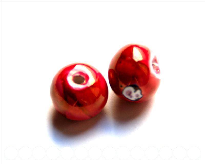 Ceramic. Round, 16mm. Cherry red. Int.3.5-4mm..
