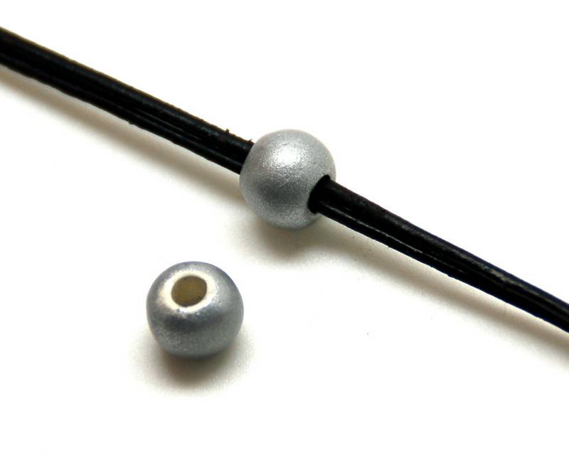 Ceramic. Round. 8mm. Silver color mat. Inn.3mm.approx.