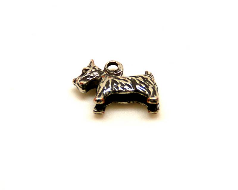 Zamak. Pendant. Dog. 20x6mm. Silver color. Inn.2mm.