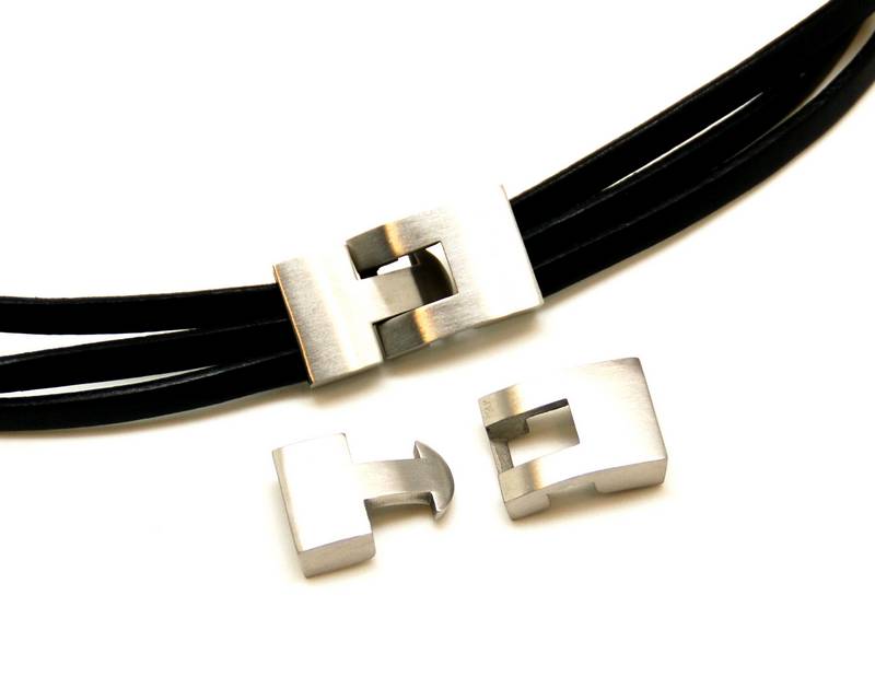 Stainless steel. Clasp. 37x17x6.5mm. Inn.5x3.5mm.approx.