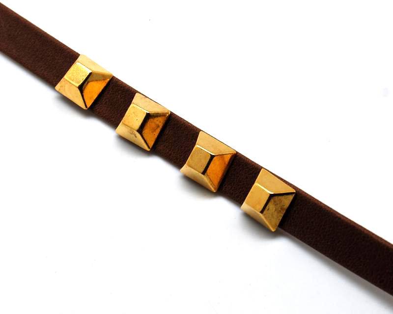 Zamak. Rivet. Square. 11mm. Gold color.