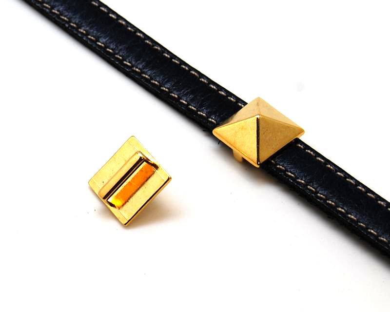 Zamak. Square. Pyramide. 13.5mm. Gold color. Inn.10x2.5mm.