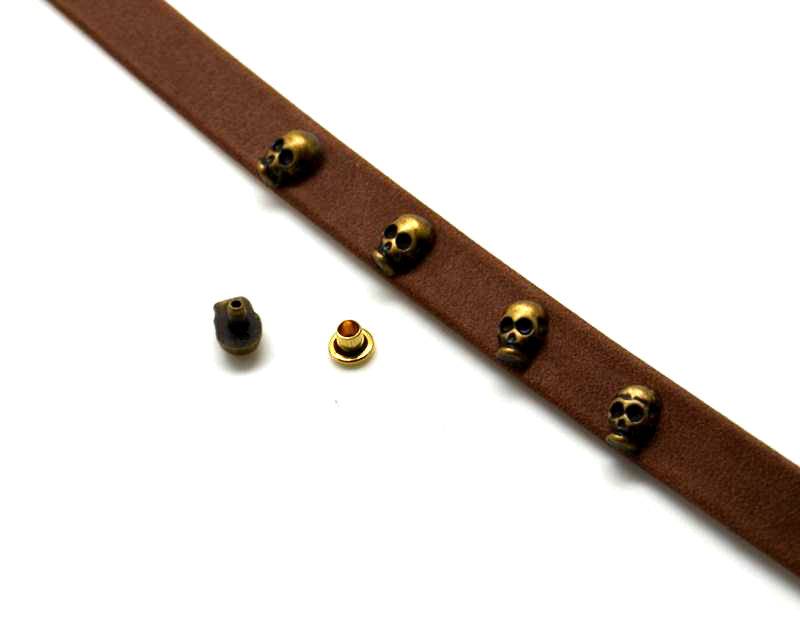 Zamak. Tack. Skull. 8x6mm. Antique gold.
