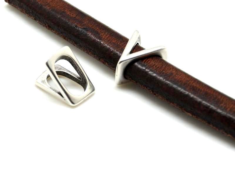 Zamak. Letter "V". 12x15mm. Silver color. Inn.10x7mm