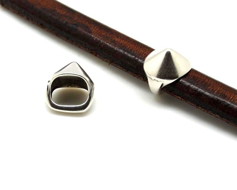 Zamak. Regaliz motif spike. 13x14mm. Silver color. Inn.10x7mm
