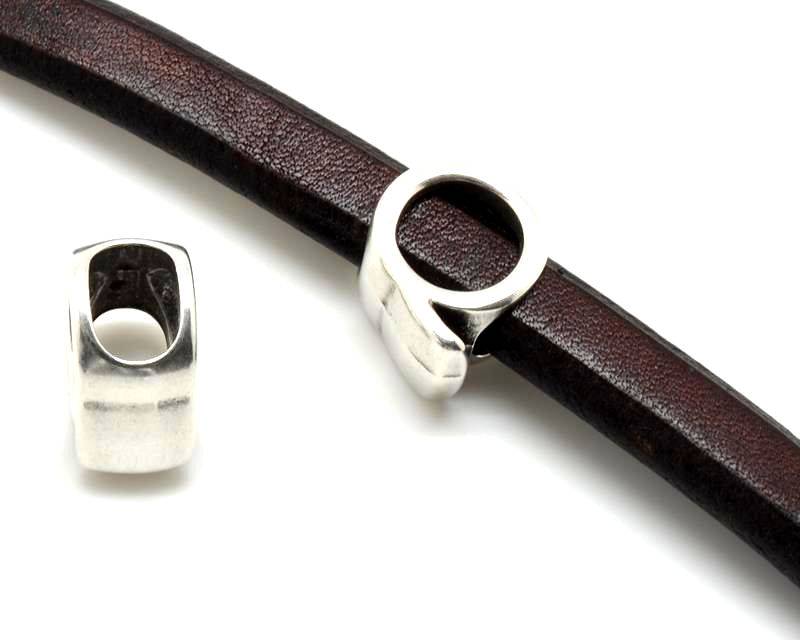 Zamak. Letter Q. Silver color. Inn.10x7mm.