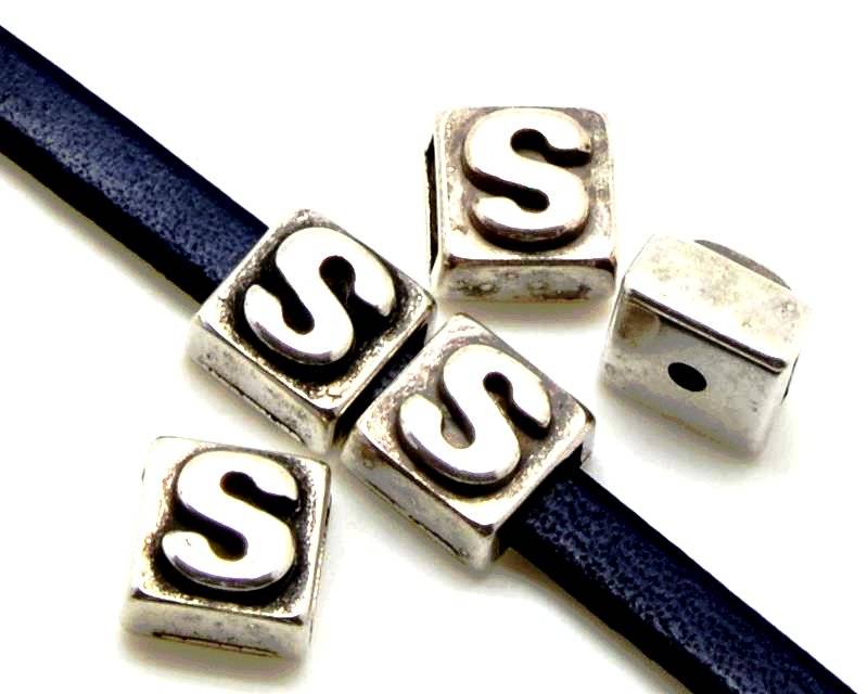 Zamak. Square. 9mm. Letter S . Silver color. Inn.6x2.5mm.