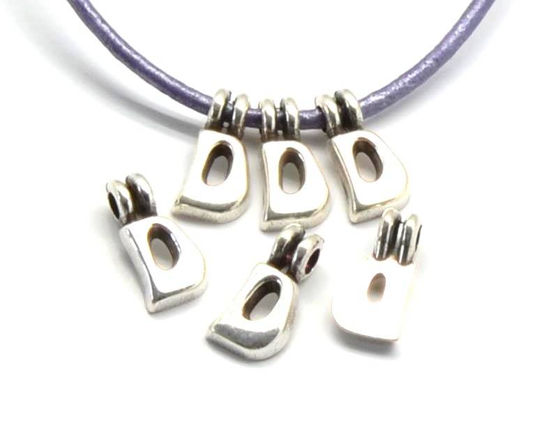 Zamak. Pendant. Letter D. Silver color. 9mm. Inn.2.2mm.