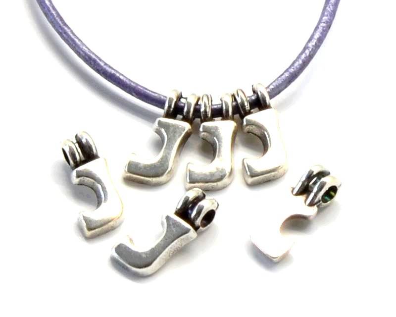 Zamak. Pendant. Letter J. Silver color. 9mm. Inn.2.2mm.