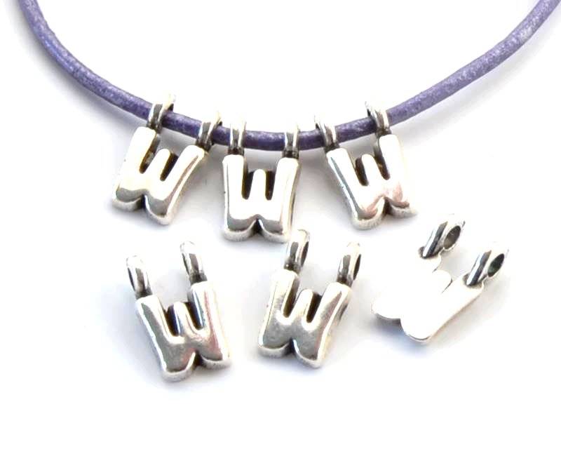 Zamak. Pendant. Letter W. Silver color. 9mm. Inn.2.2mm.