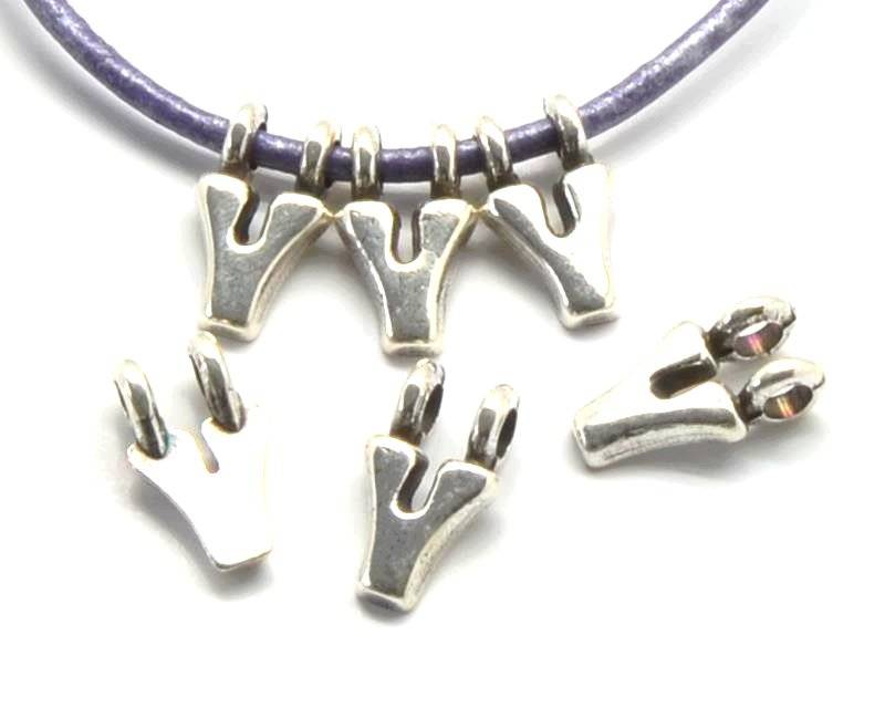Zamak. Pendant. Letter Y. Silver color. 9mm. Inn.2.2mm.