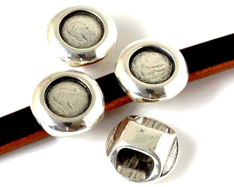 Zamak. Coin. 20mm. No Stone. Inn.12mm. Silver. Inn.10x5mm.