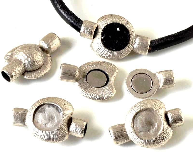 Zamak.Magnetic clasp.Heart.31x20mm.Inn.stone12mm.AntiqueSilver.Inn.5mm