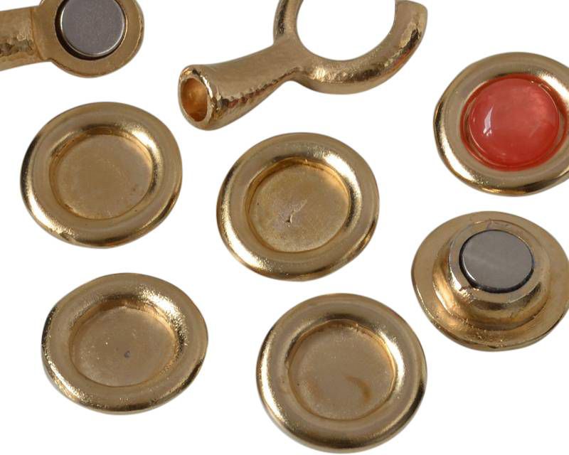 Zamak. Coin. 21mm. No stone. Inn.stone 12mm. Gold.