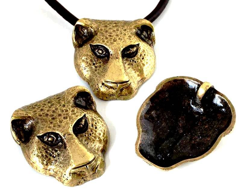 Zamak. Pendant. Panther. 44x37mm. Antique gold. Inn.4mm.