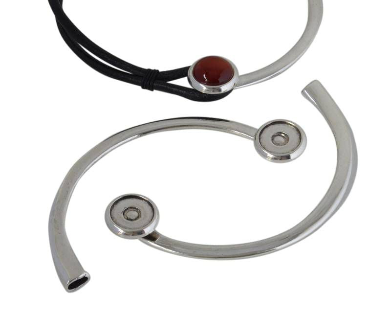 Zamak. Half necklace. 13.5cm. Coin. 25mm. No stone. 20mm.