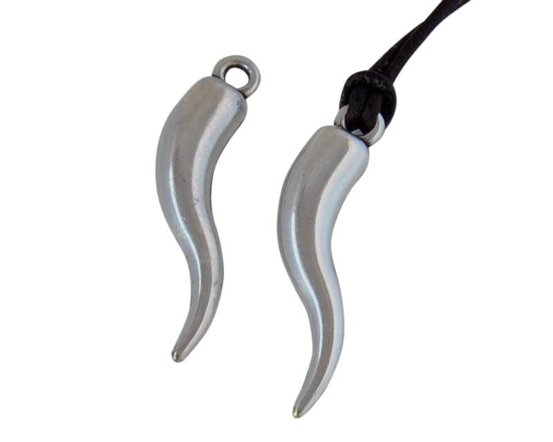 Zamak horn pendant. 29x6mm. Silver. Inn.1.8mm