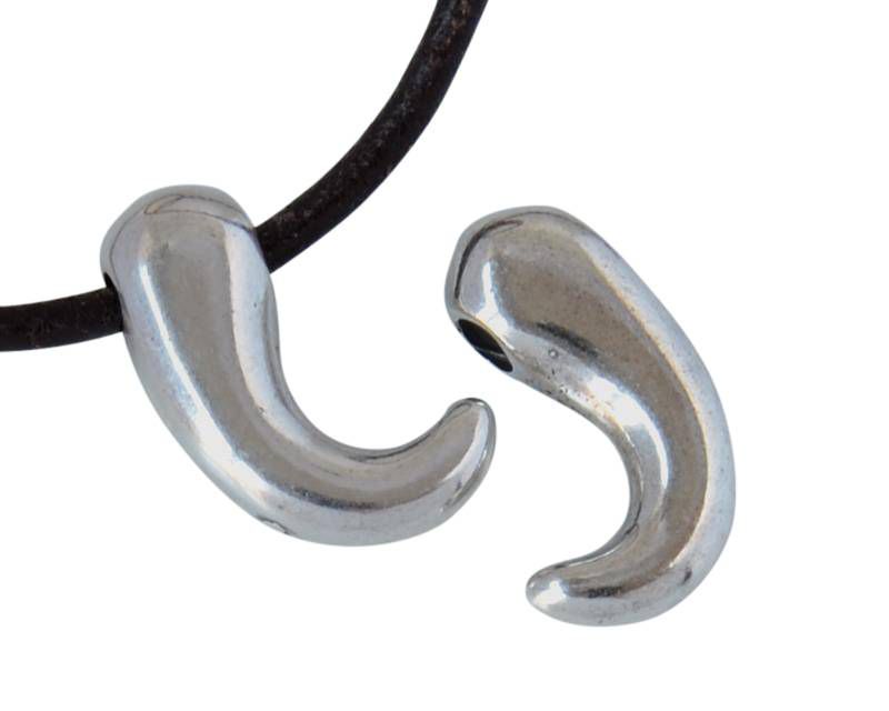 Zamak horn pendant. 21x7mm. Silver. Inn.3mm