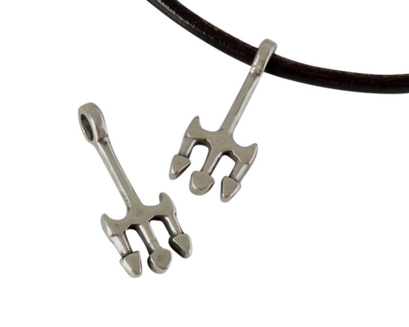 Zamak pendant. 34x13.5mm trident. Silver. Inn.1.5mm