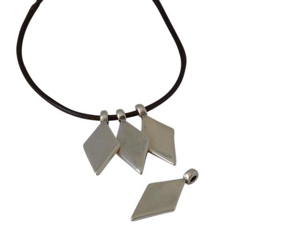 Zamak triangle pendant 27x12.5mm. Silver. Inn.2.3mm
