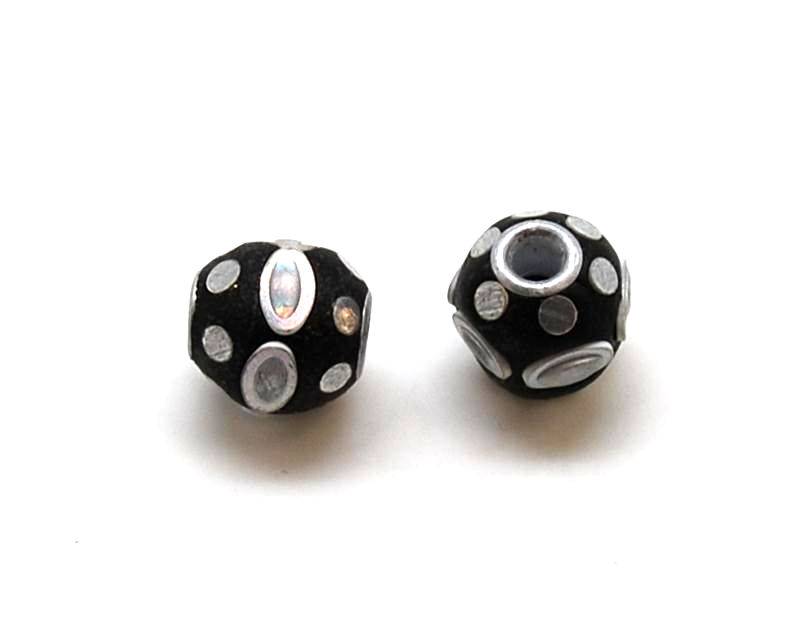 Resin. Round. 15mm. Black-silver color. Inn.3mm.approx.