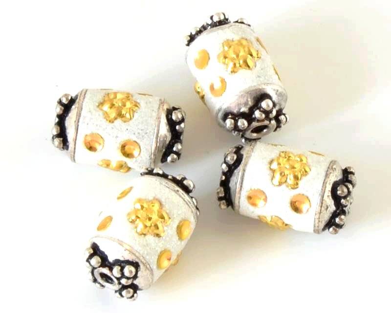 Resin/Metal. Barrel. 17x11mm. White-silver. Inn.2mm.approx.