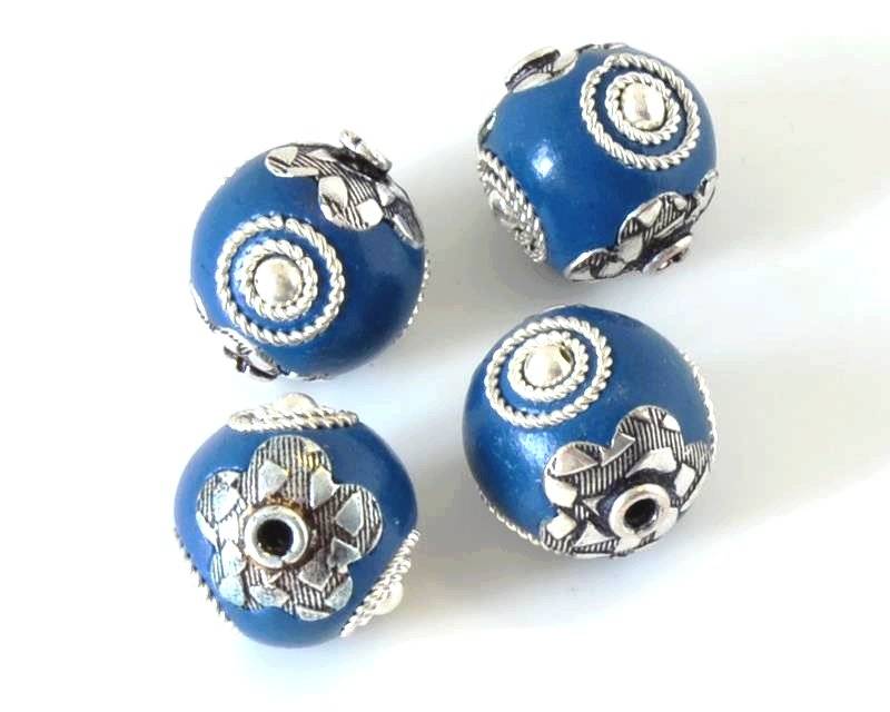 Resin/Metal. Round. 17mm. Blue-silver. Inn.2mm.approx.
