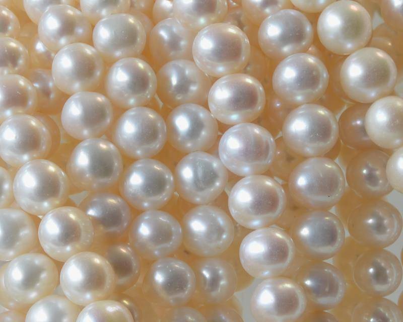 Cultured Freshwater. Round. 8-9mm. White. 40cm strand