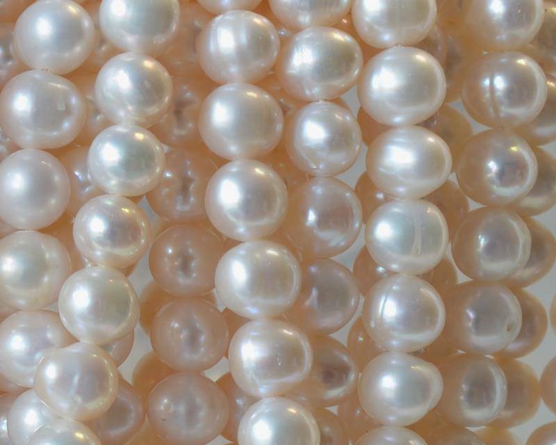 Cultured Freshwater. Round. 6-7mm. White. 40cm strand
