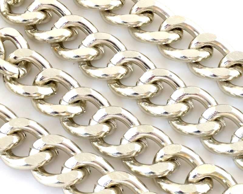 Aluminium. Chain. 15.6x11.5x3.2mm. Silver color.